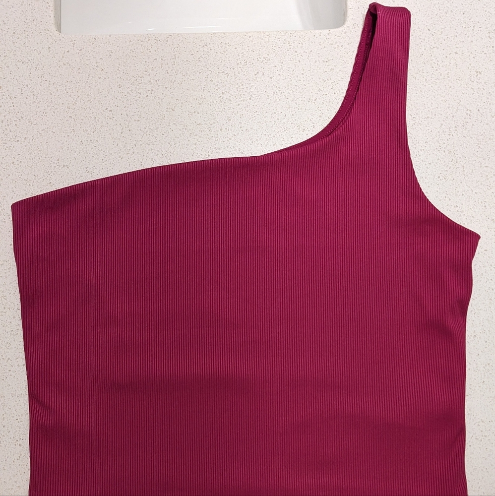 Express Body Contour Ribbed One Shoulder Crop Top - Picture 4 of 4